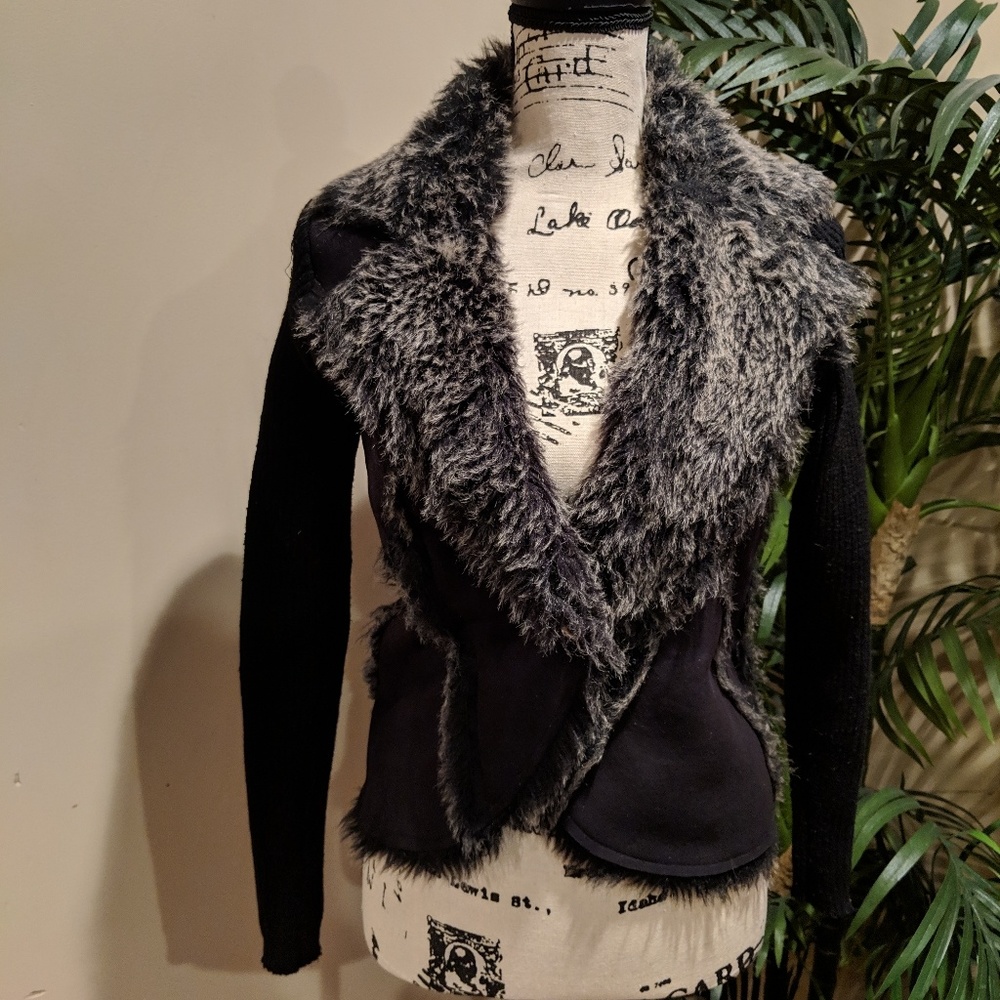 NWOT Sweater/Blazer Look Fur Collar